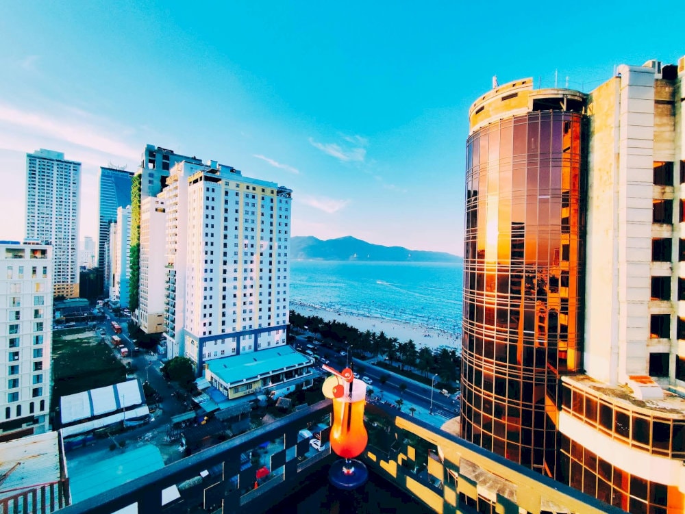 Delight in masterfully crafted cocktails while soaking up the rooftop charm of Marine Sky Bar
